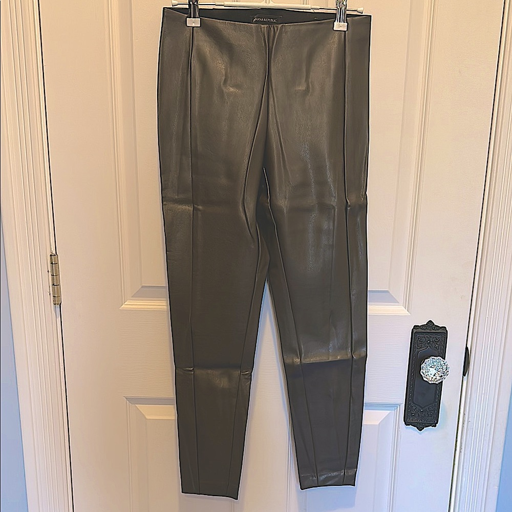 NWOT BR Petite olive green Faux Leather Leggings